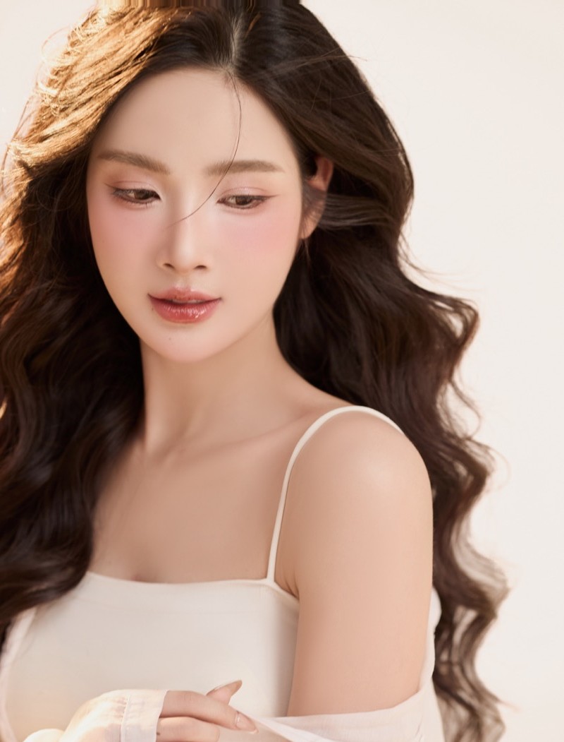 Voc dang can doi, lan da min mang cung phong cach trinh dien tu nhien da giup Hoai An toa sang tren san khau, khac hoa tron ven hinh anh nguoi phu nu thanh lich – dung tinh than cua cuoc thi.  