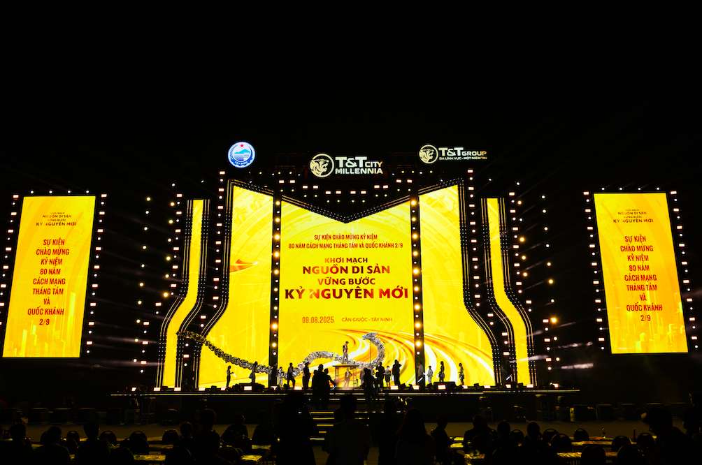 San khau hoanh trang voi he thong am thanh, anh sang hien dai, visual an tuong. Anh: SHB