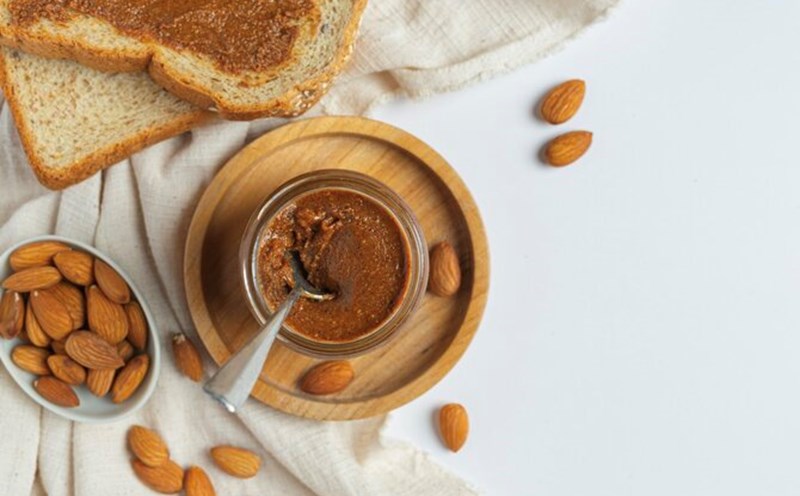 Comparison of almond butter and peanut butter nutrients. Photo: Thuy Duong
