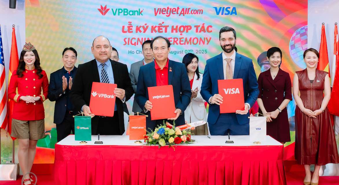 Dai dien 3 ben tai Le ky ket. Anh: VPBank