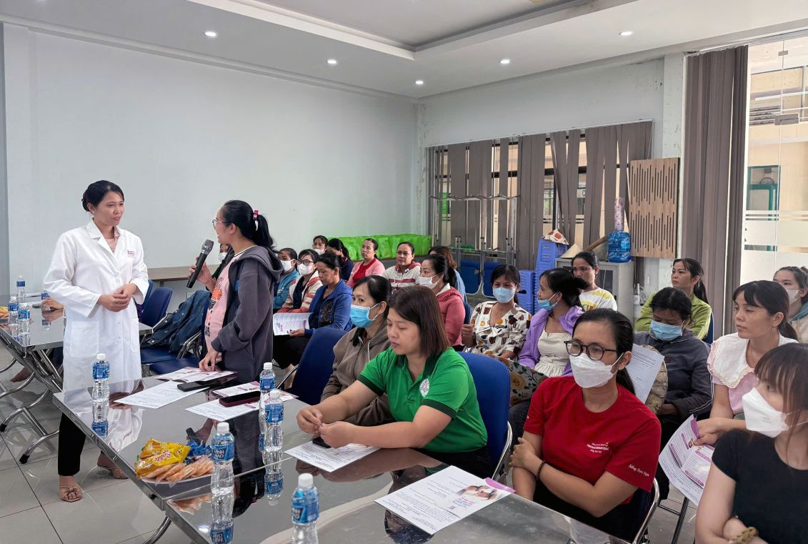 Bac si chuyen khoa cua Benh vien Phuong Chau Sa Dec trao doi voi lao dong nu tai buoi sinh hoat chuyen de. Anh: Thanh Nhan