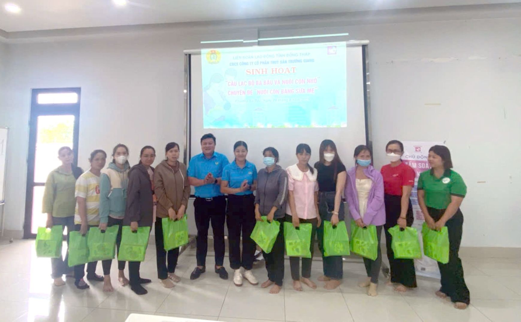 Bo phan Cong doan cac khu cong nghiep tang qua cho lao dong nu tham du buoi sinh hoat chuyen de. Anh: Thanh Nhan