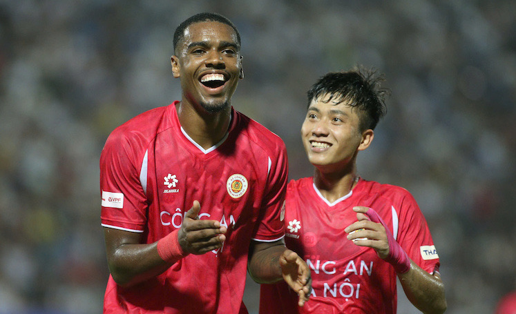 Alan ghi ban mo ti so cho Cong an Ha Noi. Anh: Quyet Thang