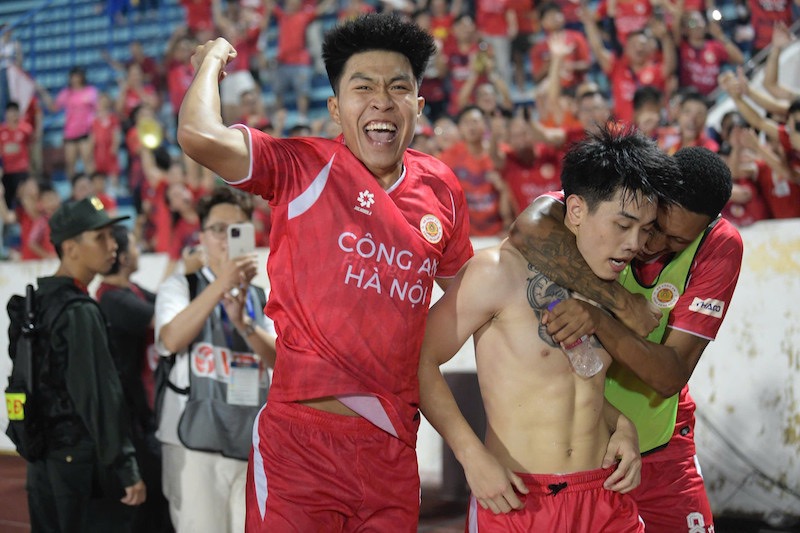 Cac cau thu Cong an Ha Noi an mung ban thang. Anh: Nhu Y