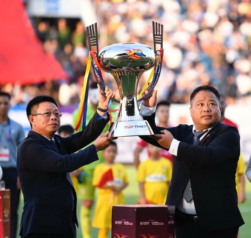 Hai dong Truong Ban To chuc tran dau, nha bao Phung Cong Suong - Tong Bien tap bao Tien Phong, va ong Nguyen Minh Ngoc - Tong Giam doc Cong ty VPF, gioi thieu chiec cup dac biet cua Sieu cup Bong da Quoc gia 2024-2025 – Cup THACO. Anh: Nhu Y
