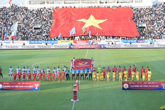 Hai doi lam thu tuc truoc tran. Anh: Nhu Y