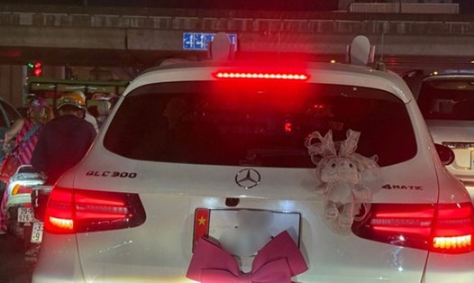 Cảnh sát giao thông đang tiến hành xác minh ô tô nhãn hiệu Mercedes có hành vi dán nơ che khuất một phần biển số. Ảnh: CSGT