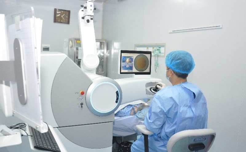 Refractive surgery on a new surgical machine. Photo: BVCC
