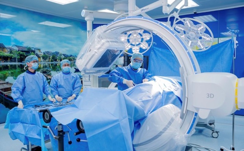 Doctors performing surgery with the new generation C-arm 3D application. Photo: BVCC