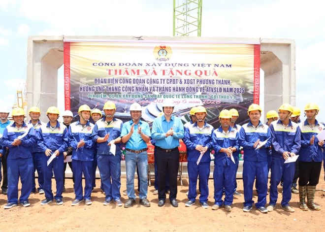 팜호아이프엉 베트남 건설 노동조합 위원장이 푸엉탄 교통 투자 건설 주식회사의 단체 및 조합원 노동자들에게 선물을 전달하고 있습니다. 사진: 반꾸엣