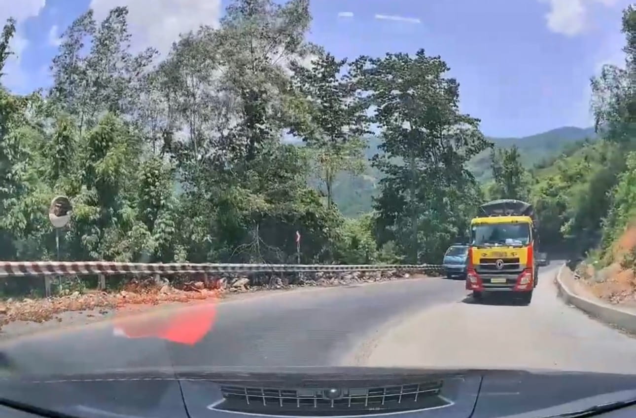 Traffic police in Khanh Hoa have fined the truck driver who drove recklessly on Khanh Son Pass, almost causing an accident. Photo: Traffic Police Department
