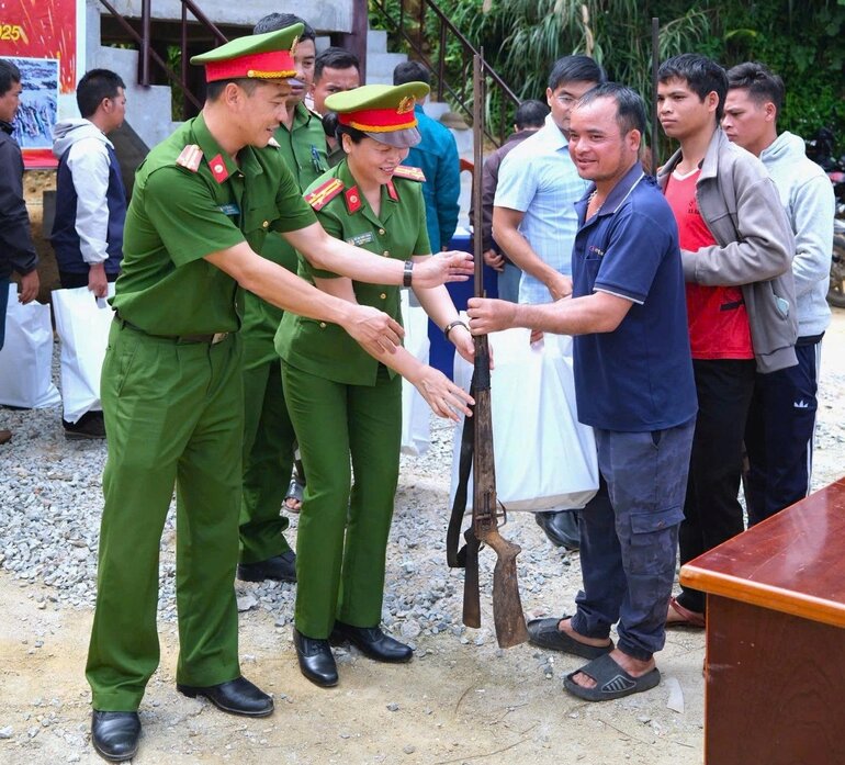 People enthusiastically handed over weapons to the police to receive gifts. Photo: Quang Ngai Provincial Police