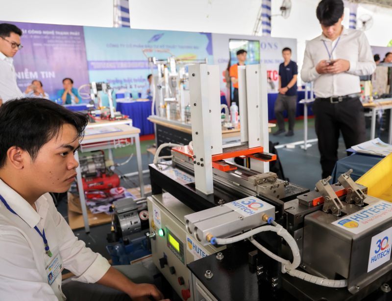 The graduation projects of students are displayed at HUTECH TECHSHOW 2015. Photo: Duc Long