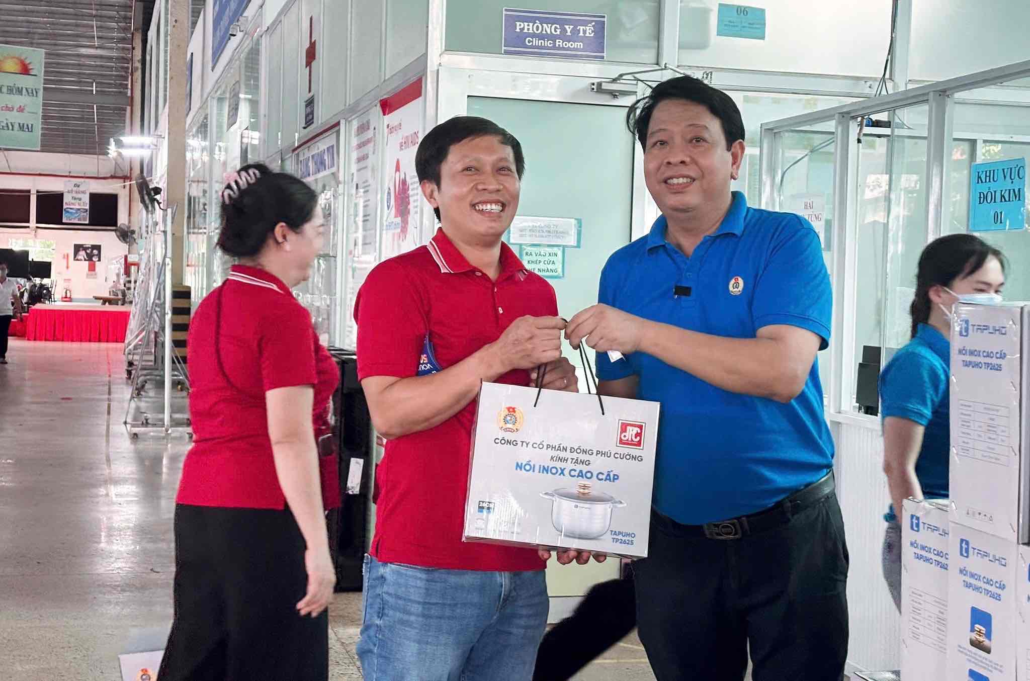 Dong Phu Cuong 주식회사는 노동자들에게 선물을 증정하고 여행을 계획합니다. 사진: HAC