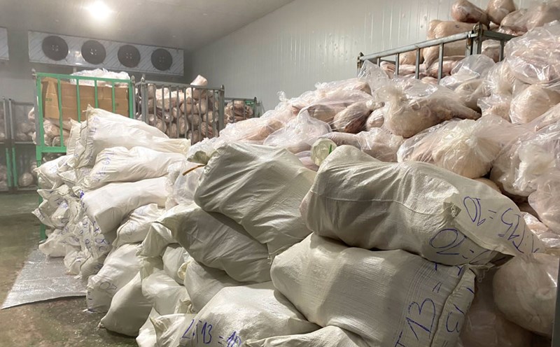 All 100 tons of pork in Mr. Huong's warehouse are of unknown origin. Photo: Nguyen Chon