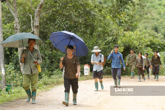 Dien Bien省Xa Dungコミューンの住民は、慈善家から贈り物を受け取った後、徒歩で帰宅しました。写真:Quang Dat