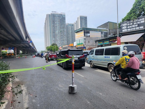 Đường Vành đai 3 ùn tắc do thi công khe co giãn. Ảnh: Minh Hạnh 