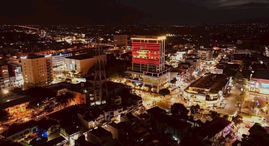 A corner of Bac Lieu ward, Ca Mau province at night. Photo: Pham Dong