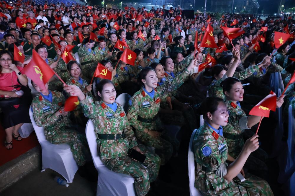 Cac nu chien si hao hung theo doi cac tiet muc nghe thuat trong chuong trinh Duoi co vinh quang. Anh: Hai Nguyen