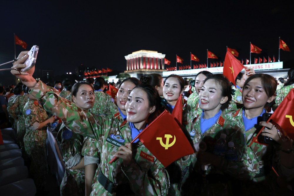 Nhung bong hong thuoc khoi nu chien si Gin giu hoa binh Lien Hop Quoc. Ho mac trang phuc ran ri, doi mu noi va deo khan co mau xanh duong. Sac xanh duong von la bieu tuong cua hoa binh, goi lien tuong den bau troi doc lap, tu do. Anh: Hai Nguyen