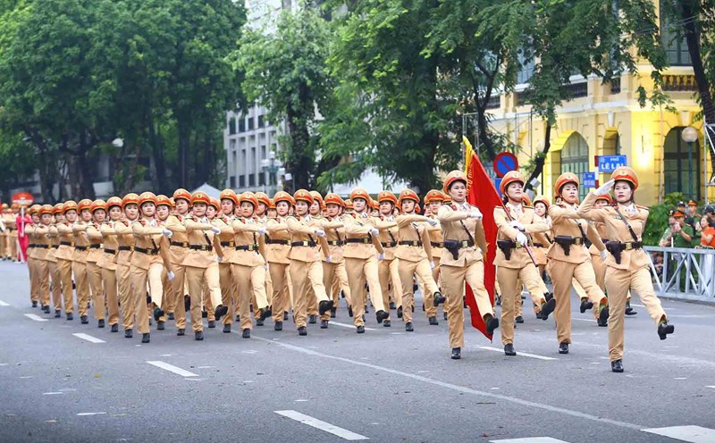 The female traffic police team checked the team at Hoan Kiem Lake walking street (Hanoi), on the morning of August 7. Photo: Song Huu