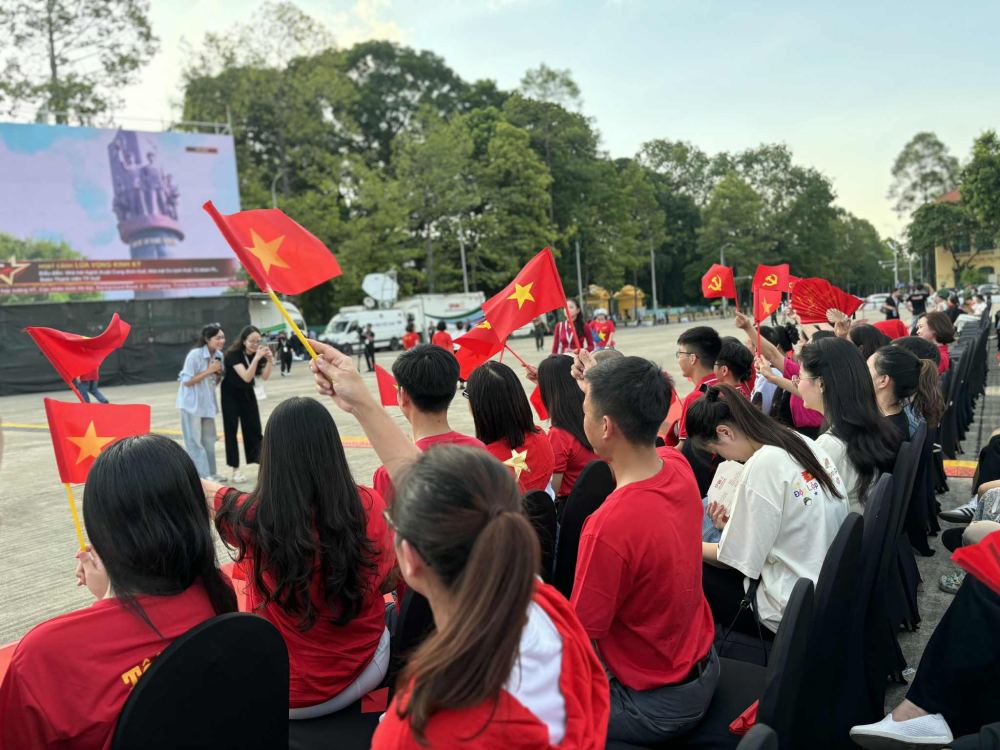 Khan gia tap duot cho man vay co to quoc. Anh: Nguyen Dat