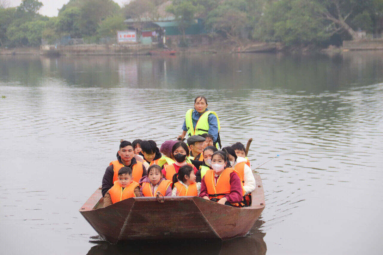 Du khach tham quan va tan huong khong gian xanh, yen binh tai khu du lich sinh thai Dao Co, xa Nam Thanh Mien, TP Hai Phong. Anh: Mai Huong