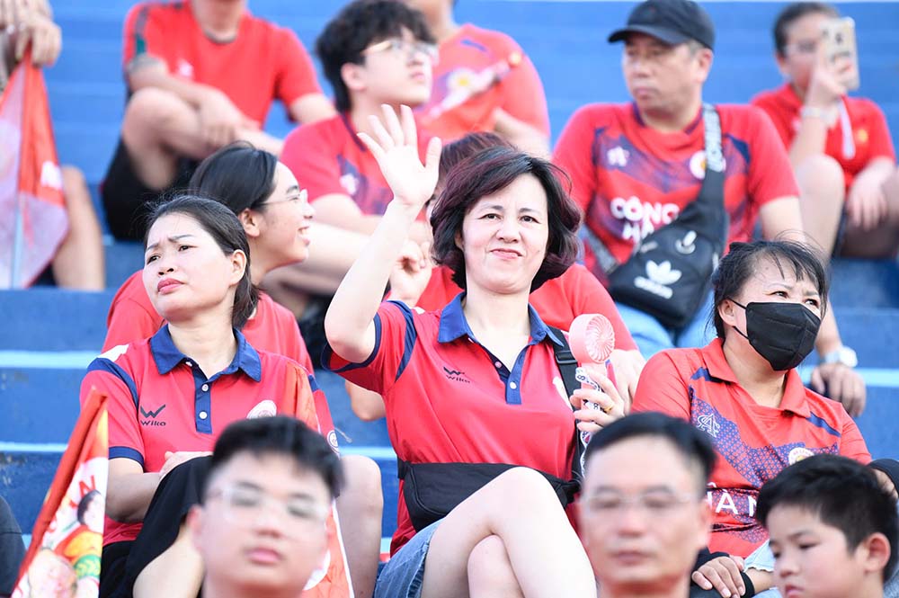 Khong chi cac co dong vien cua Thep Xanh Nam Dinh, nhieu khan gia cua Cong an Ha Noi cung vuot duong xa den san Thien Truong co vu doi nha.