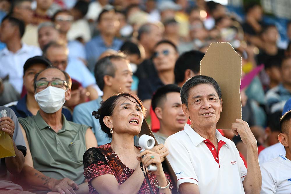 Cac khan gia tim cach lam mat khi thoi tiet thoi diem tran dau dien ra kha nong.