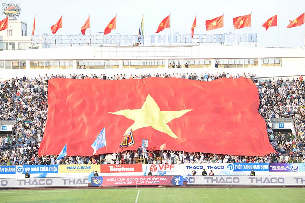 La dai ki la diem nhan tren san Thien Truong trong tran tranh Sieu Cup Quoc gia 2025-2026.