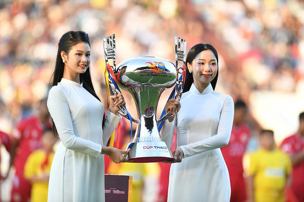Chiec cup dac biet cua Sieu Cup bong da Quoc gia 2024-2025 – Cup THACO xuat hien tren san Thien Truong.