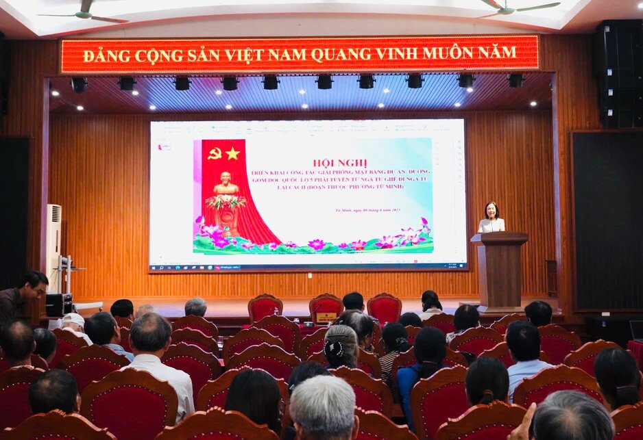 하이퐁시 뜨민즈라 동에서 국도 5호선 우회 도로를 따라 부지 정리 작업을 시행하기 위한 회의. 사진: 응우옌 트엉