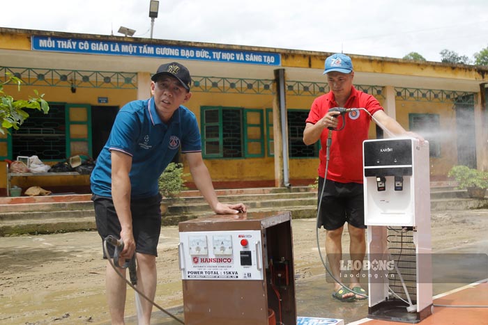 Trabajadores de electronica y refrigeracion reparando articulos de forma gratuita en la escuela PTDTBT THCS Chieng So comuna de Muong Luan provincia de Dien Bien. Foto: Quang Dat
