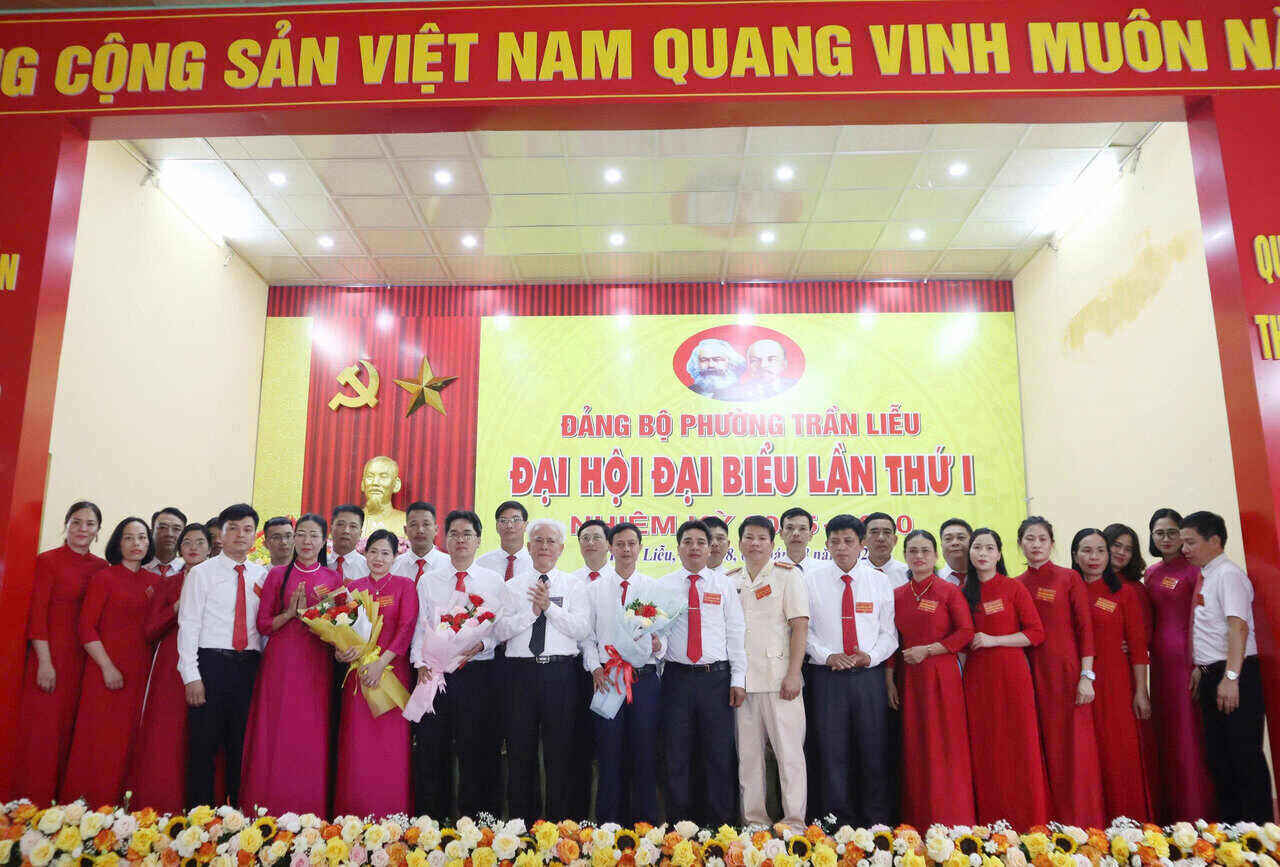 The Executive Committee of the Tran Lieu Ward Party Committee for the 2025-2030 term launched the Congress. Photo: Thu Huong