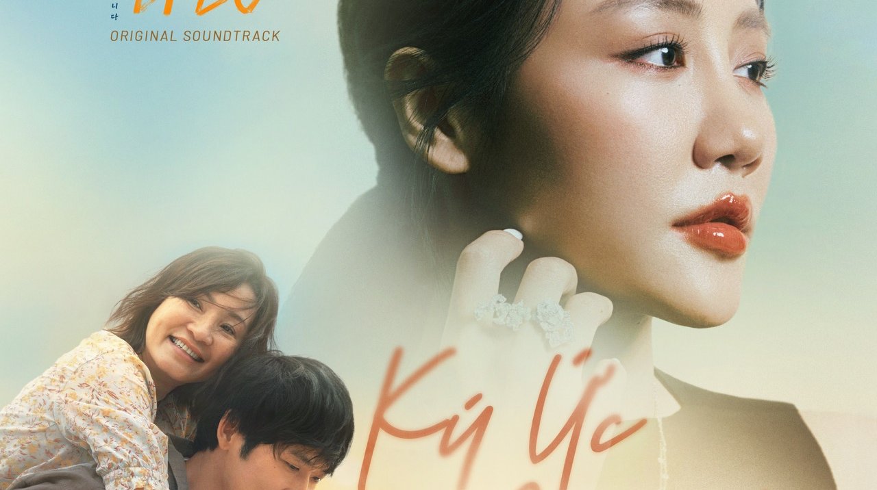 Van Mai Huong sings the soundtrack of the movie Bringing Me Out. Photo: Film crew.