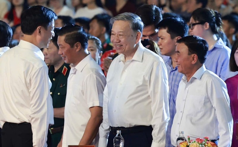 General Secretary To Lam attended the program Under the glorious Flag of Hanoi Bridge. Photo: Hai Nguyen