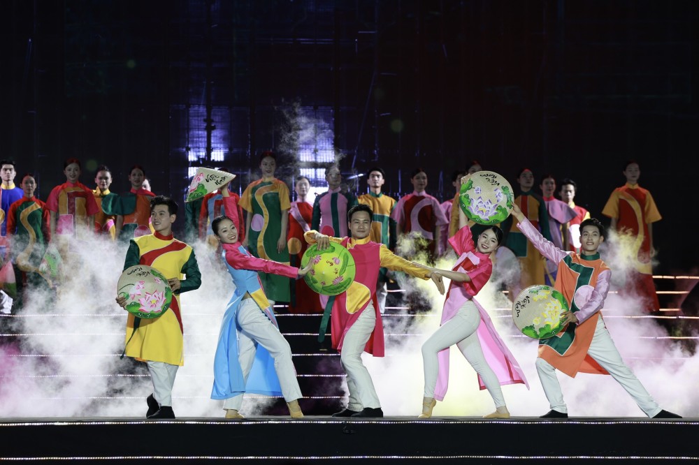Tiet muc “Viet Nam gam hoa” o san khau dat tai Quang truong Ba Dinh. Anh: Hai Nguyen