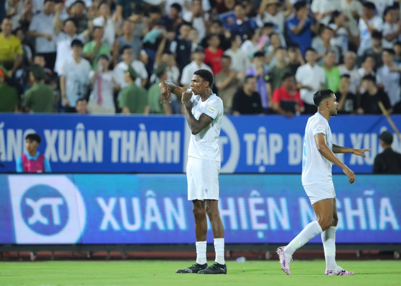 Foreign player Kyle Hudline scored for Nam Dinh. Photo: Nhu Y