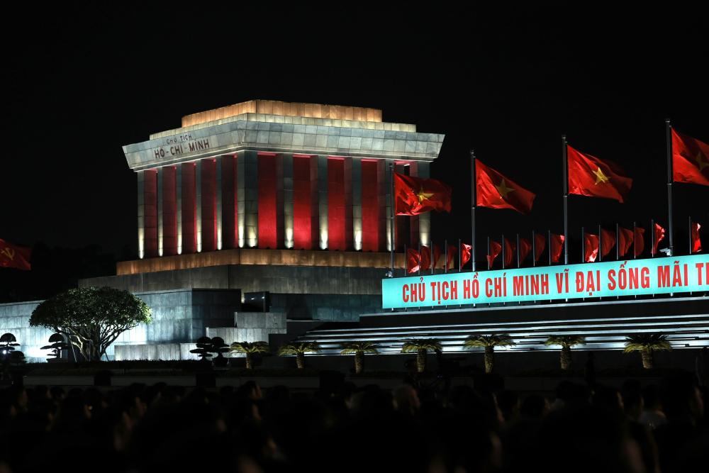 Khan gia xuc dong khi huong ve Lang Bac. Anh: Hai Nguyen