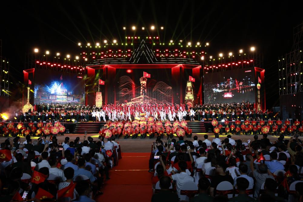 San khau hoanh trang cua chuong trinh “Duoi co vinh quang“. Anh: Hai Nguyen