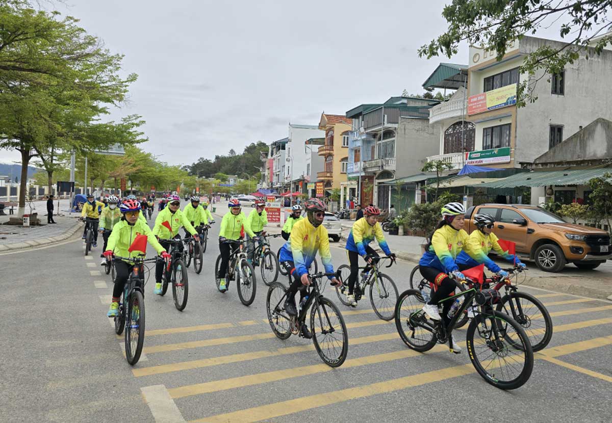 Hoat dong dap xe huu nghi qua bien gioi tu cua khau Dong Trung (Trung Quoc) - Hoanh Mo (Viet Nam). Anh: Trung tam Truyen thong Quang Ninh
