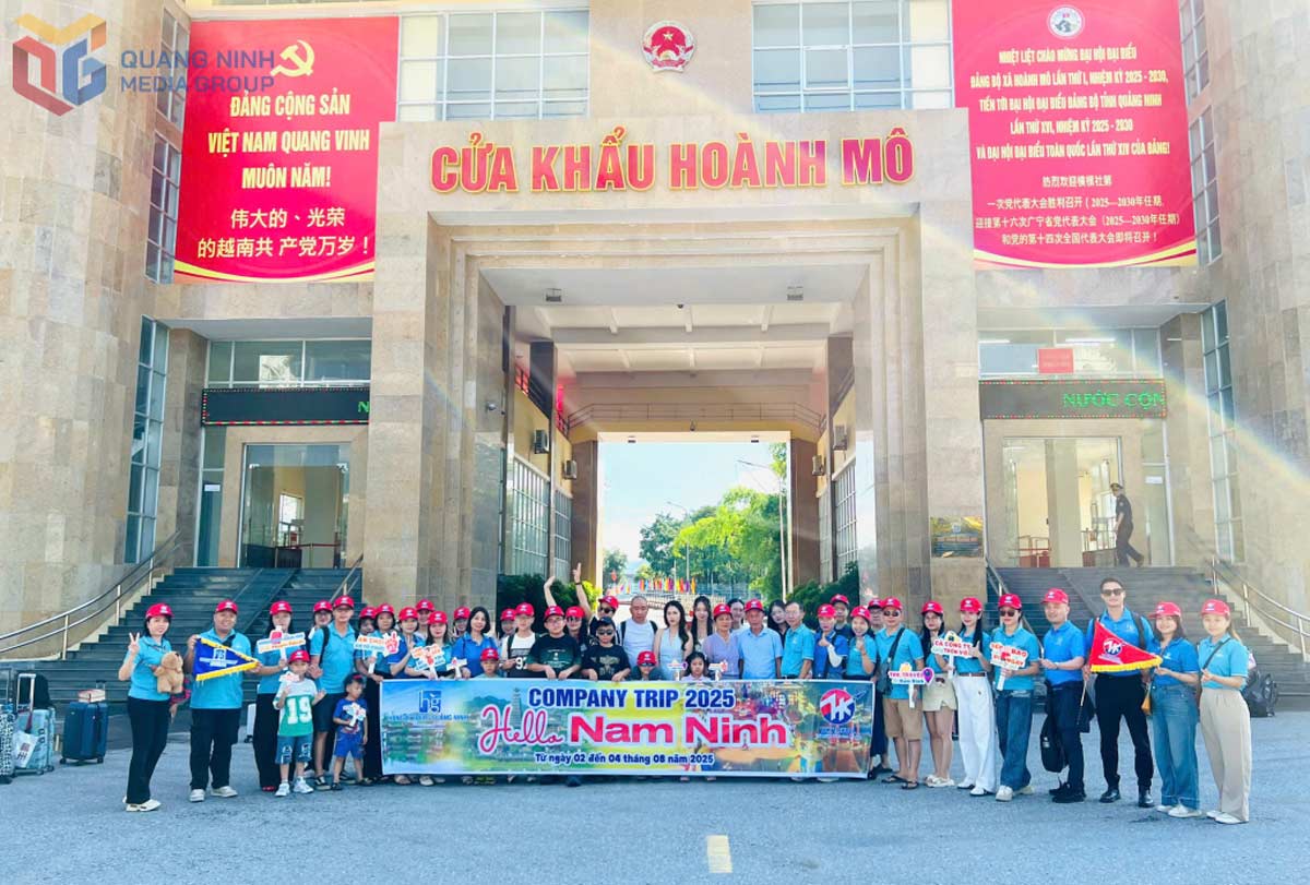 Ngay 2.8, doan khach dau tien gom 45 du khach Viet Nam di du lich Trung Quoc qua cap cua khau Hoanh Mo (Viet Nam) - Dong Trung (Trung Quoc). Anh: Trung tam Truyen thong Quang Ninh