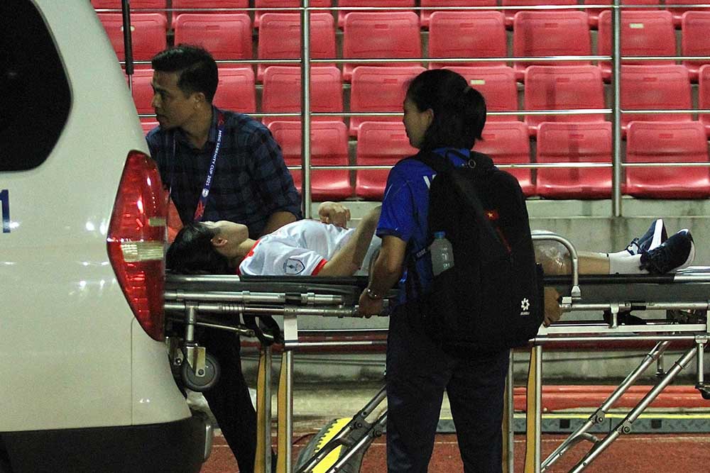 Player Duong Thi Van of the Vietnam women's team left Lach Tray Stadium by ambulance. Photo: Mai Huong