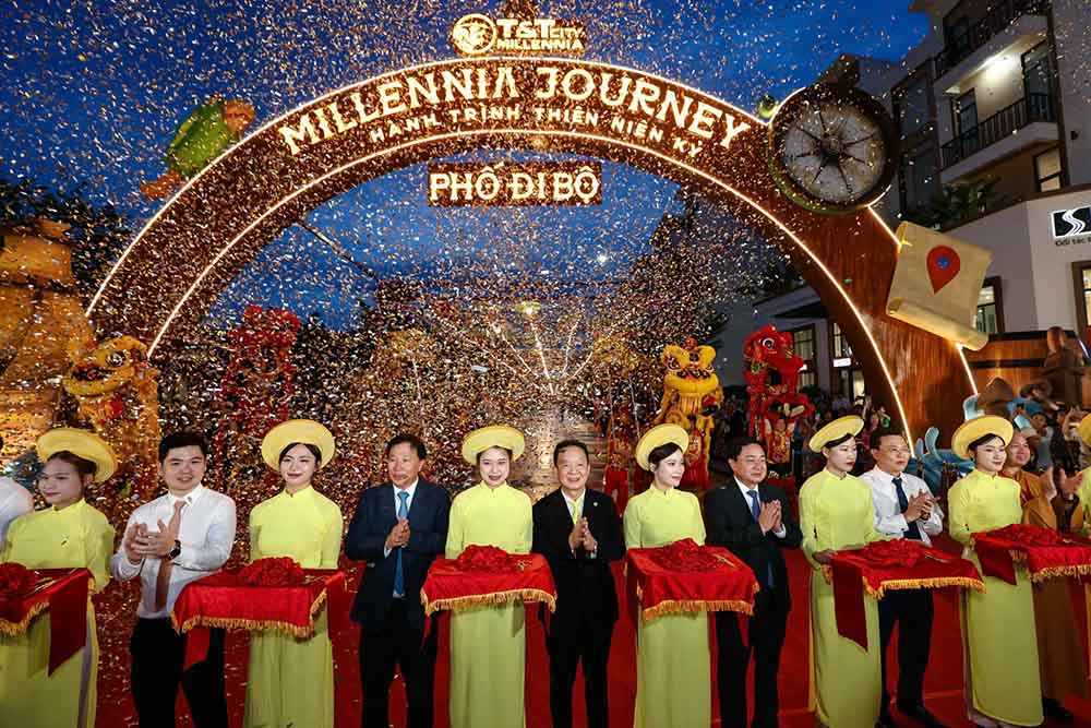 Tay Ninh省の指導者、T&Tグループの代表者がMillennia Journey - ミレニアミレニアウォーターロードの開通を切断。写真:Phung Chien