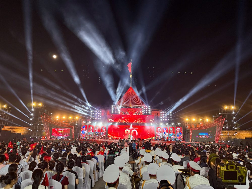 Chuong trinh Duoi co vinh quang o dau cau TP Hue. Anh: Mi Lan