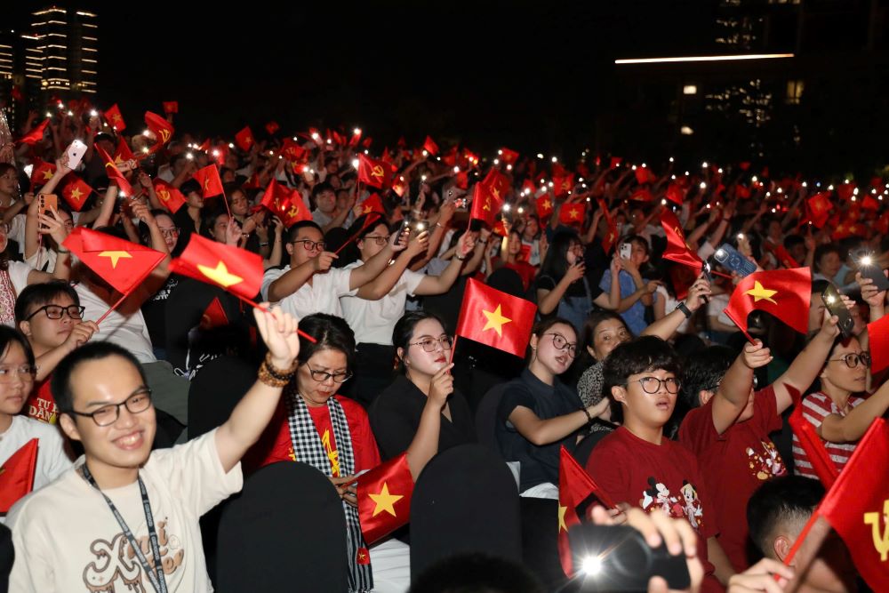 Nguoi dan chay het minh tai su kien. Ảnh: Anh Tu