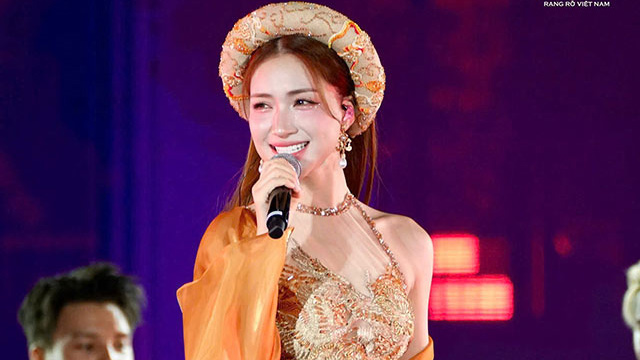 Hoa Minzy sang at the music night with Phuong My Chi and other stars. Photo: Provided by the organizing committee