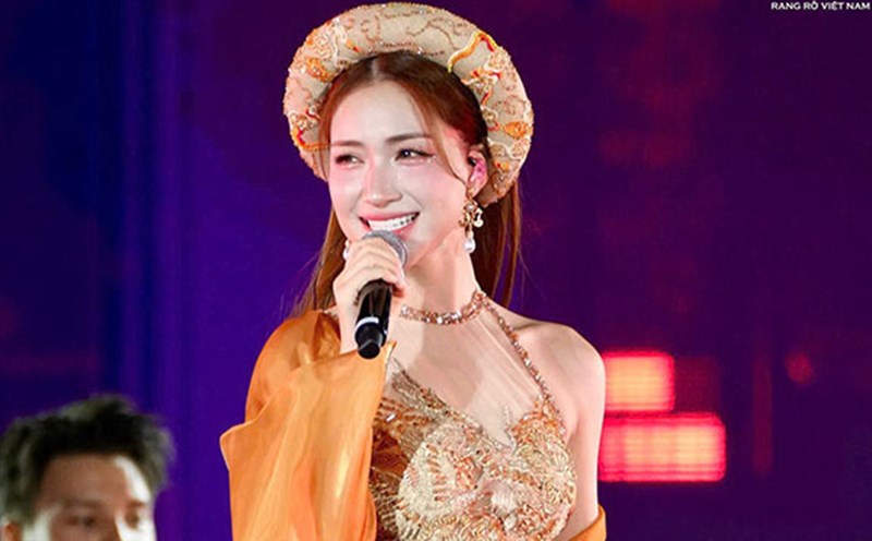 Hoa Minzy sang at the music night with Phuong My Chi and other stars. Photo: Provided by the organizing committee