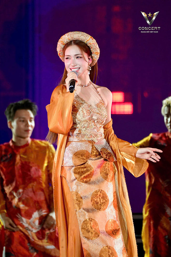 Hoa Minzy thay trang phuc thu hai trong dem nhac. Anh: Ban to chuc cung cap