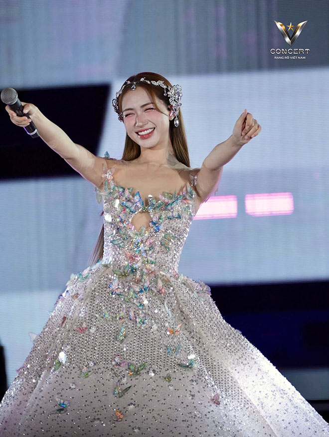 Hoa Minzy xinh nhu cong chua tren san khau. Anh: Ban to chuc cung cap